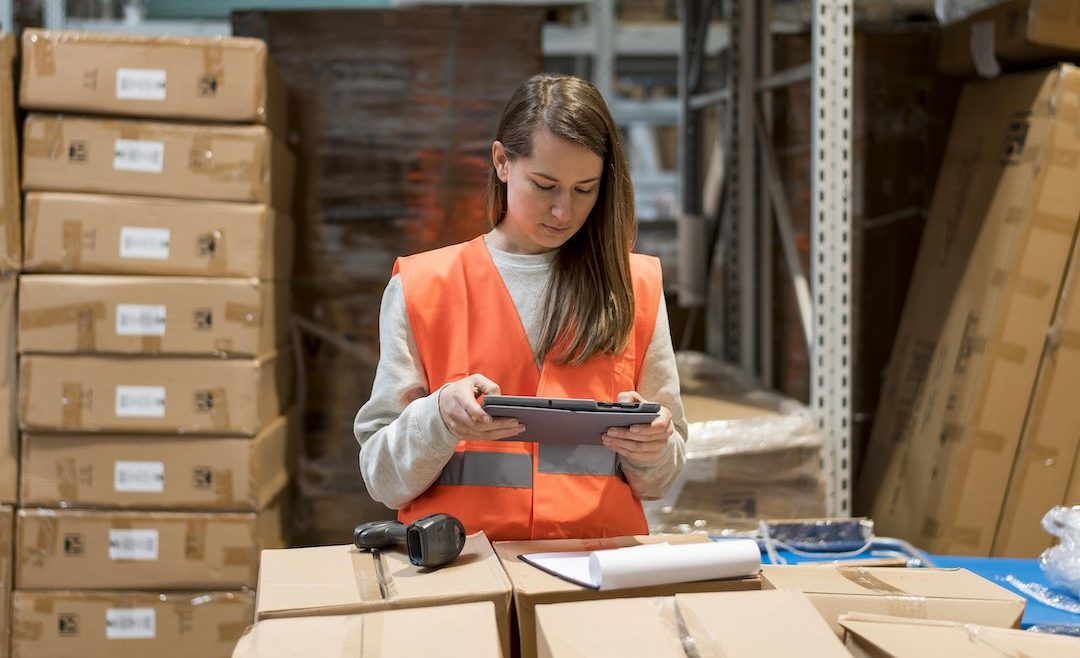 imagen mujer escanando sku en logística