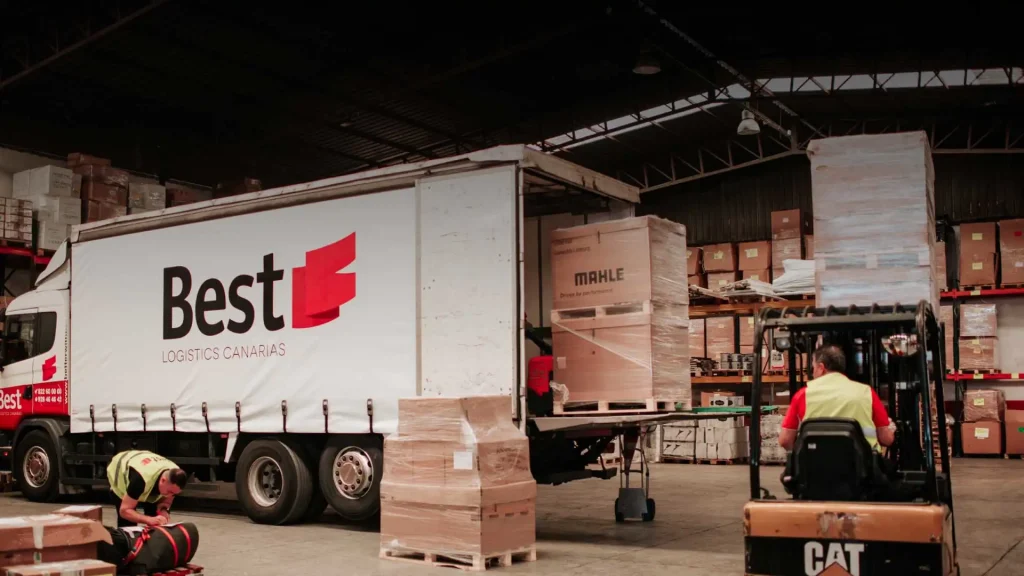 imagen de un almacén de mercancías cargando transporte terrestre